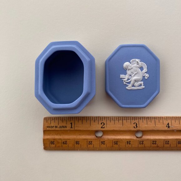 Wedgwood Blue Jasperware Small Octagonal Pill Box with White Motif - Cupid - Picture 7 of 8